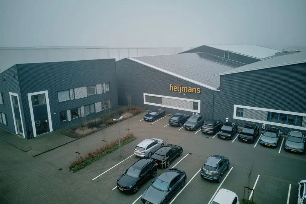 Aerofilm-Heijmans-Heereveen_DJI_0353_1200x800-1024x683.jpg.webp Le site de construction modulaire de Heijmans aux Pays-Bas présente des solutions modernes de construction préfabriquée avec une toiture intégrée à l'énergie solaire et une conception durable.