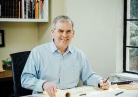 Emmons dessine la table que son père lui a offerte pour son 10e anniversaire / PHOTO : KATHRYN ELSESSER