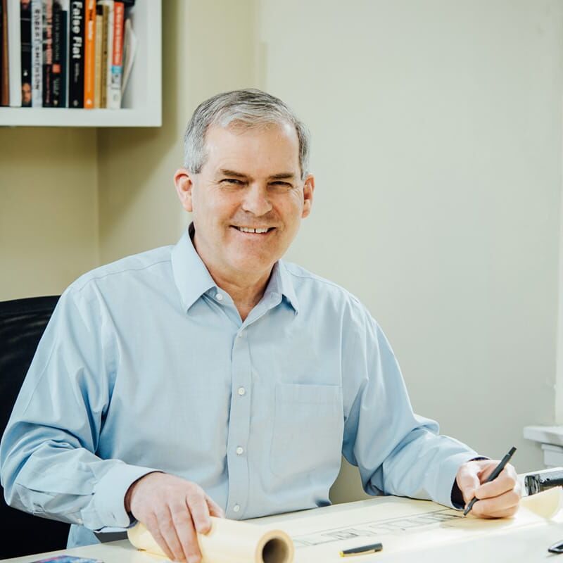 Emmons dessine la table que son père lui a offerte pour son 10e anniversaire / PHOTO : KATHRYN ELSESSER