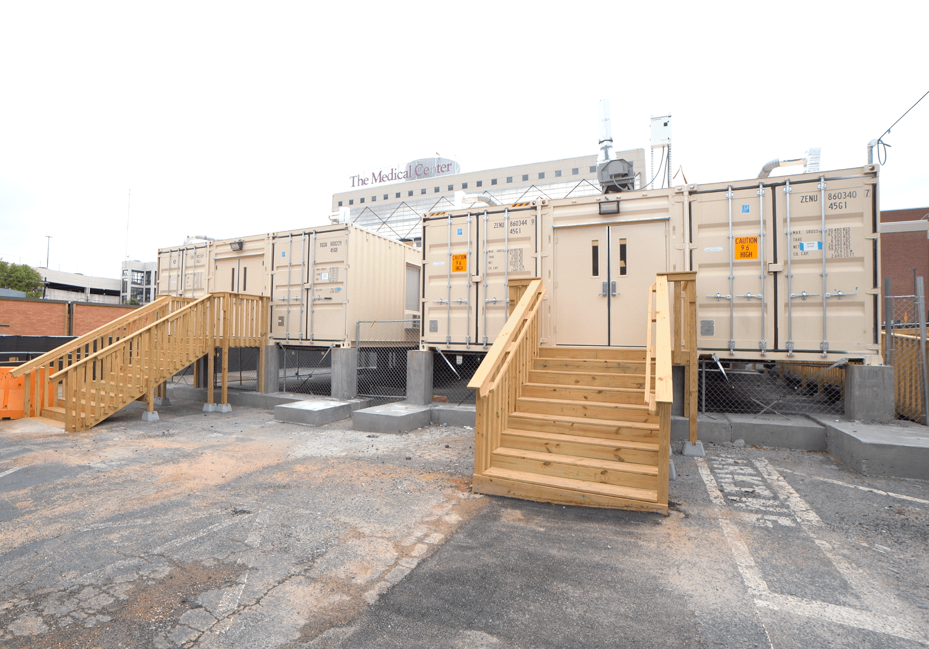 Deux bâtiments de crise portables fournis par les membres du MBI sont installés à l'extérieur d'un centre médical.