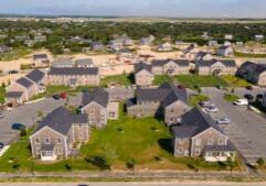 Vue aérienne de logements modulaires sur l'île de Nantucket