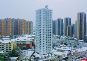 La tour résidentielle Jindu, un bâtiment modulaire de 26 étages assemblé par BROAD Sustainable Building en seulement cinq jours.